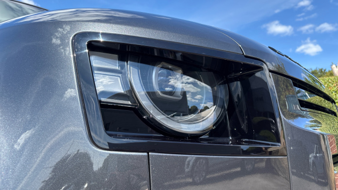 Land Rover Defender 3.0 D250 X-Dynamic SE 110 5dr Auto Diesel Estate - Image 17